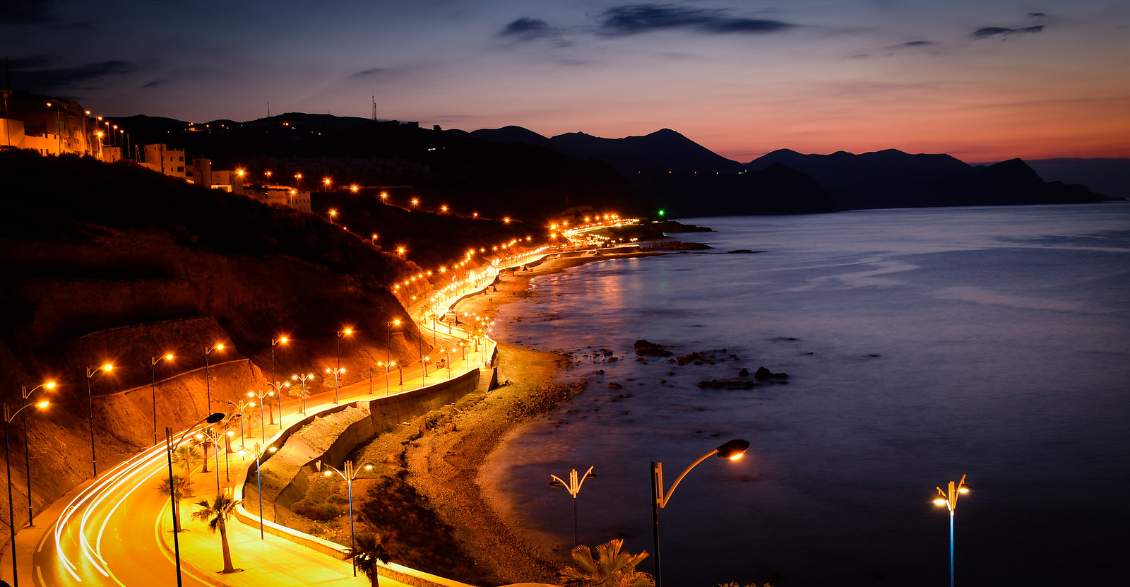 Corniche y carretera costera de Alhucemas iluminadas al anochecer