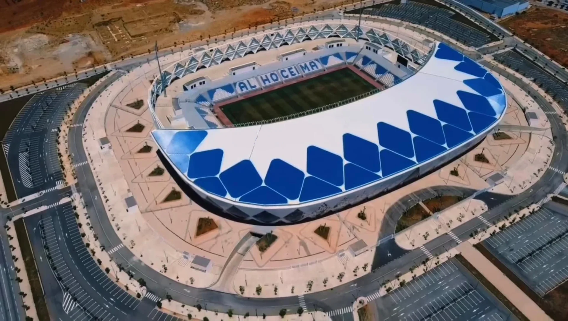 Vista aérea del Gran Estadio de Alhucemas con cubierta blanca y azul