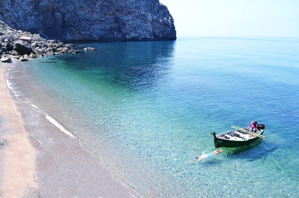 Playa Sfiha de Alhucemas con aguas turquesa y una barca