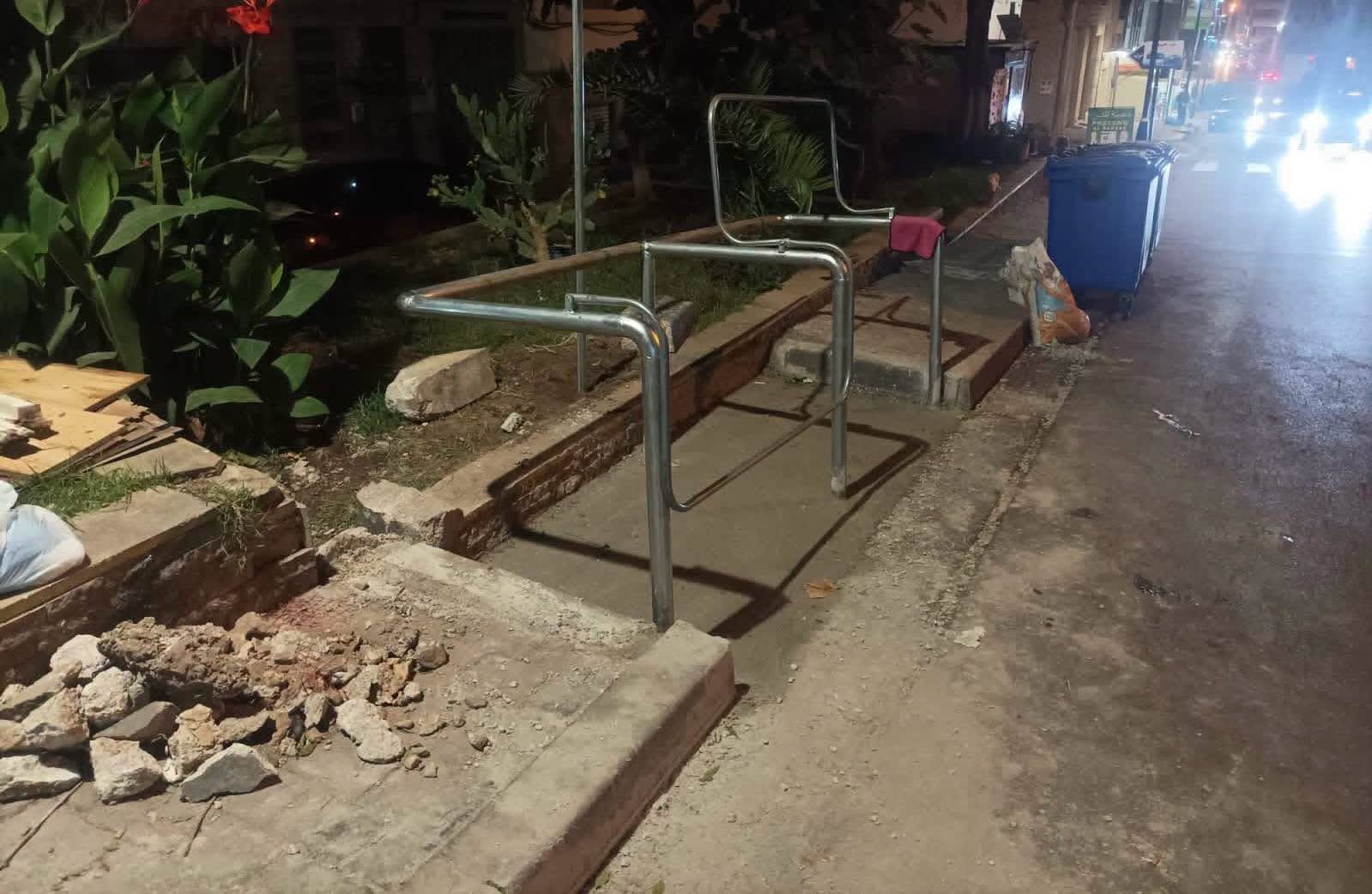 Malestar generalizado por la retirada de tramos de acera en Alhucemas para colocar contenedores de basura a costa de la seguridad de los peatones