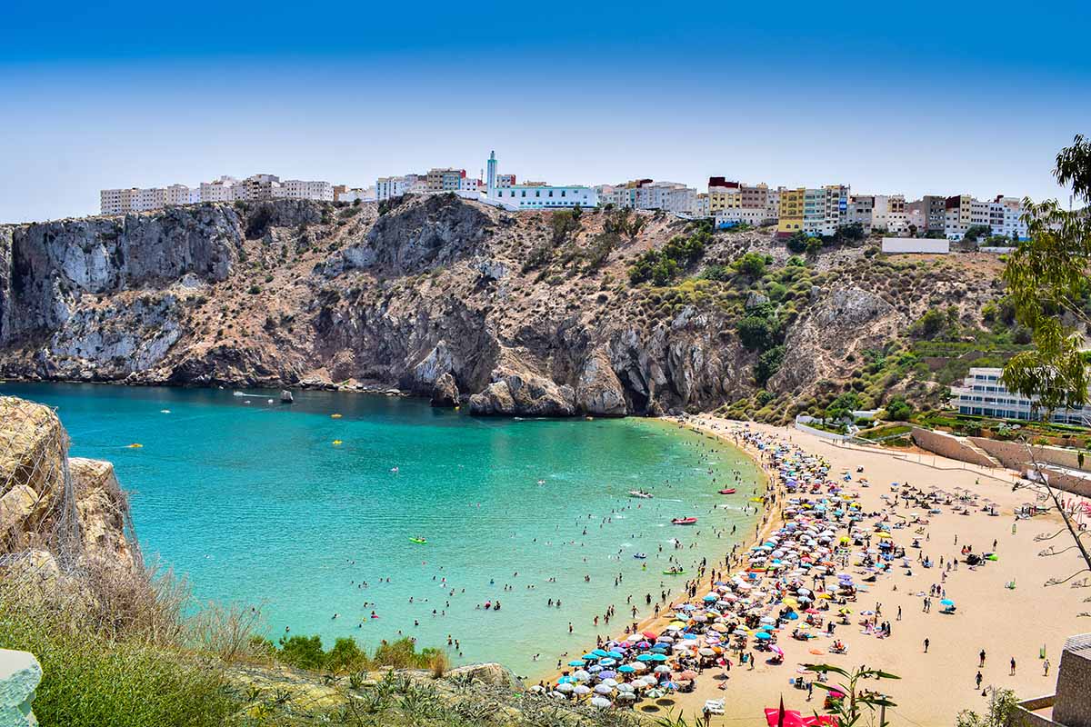 Playa Quemado abarrotada de bañistas vista desde el acantilado