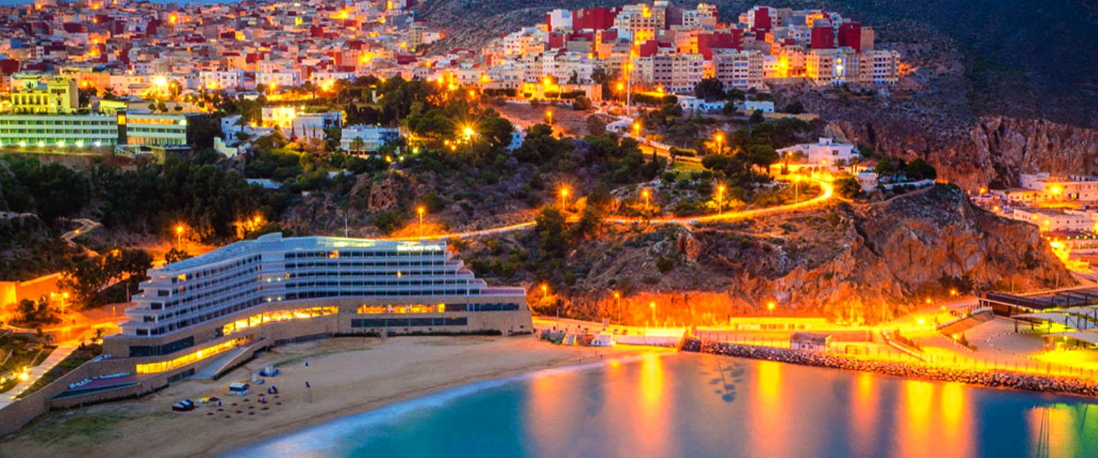 Ciudad de Alhucemas iluminada de noche con el hotel y la playa