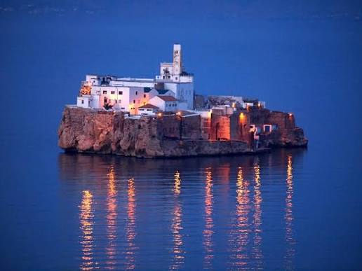 Peñón de Alhucemas iluminado al anochecer sobre el mar